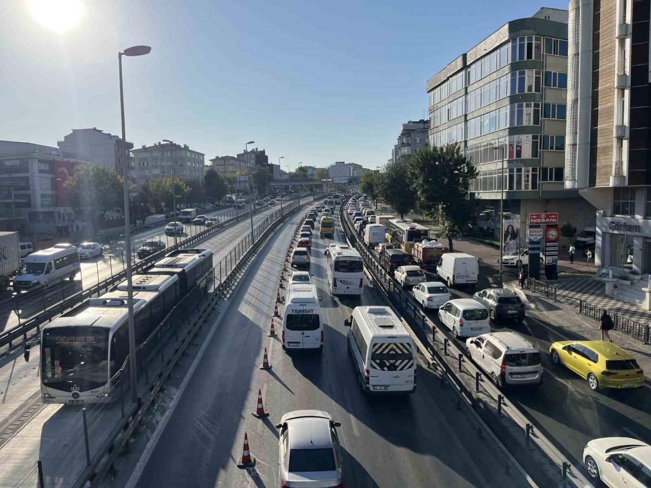 Avcılar E-5’te metrobüs yolu çalışması trafik çilesine döndü