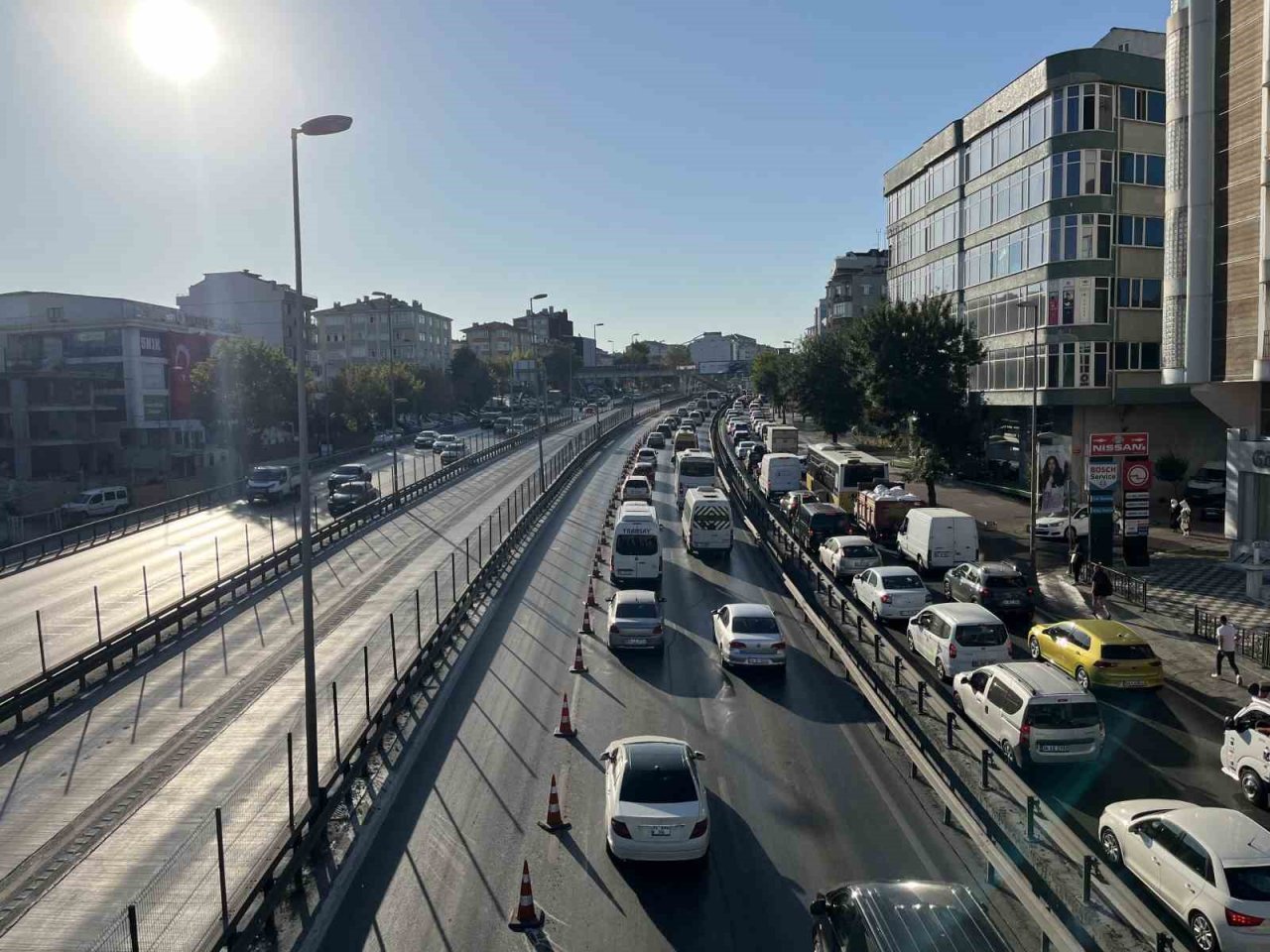 Avcılar E-5’te metrobüs yolu çalışması trafik çilesine döndü