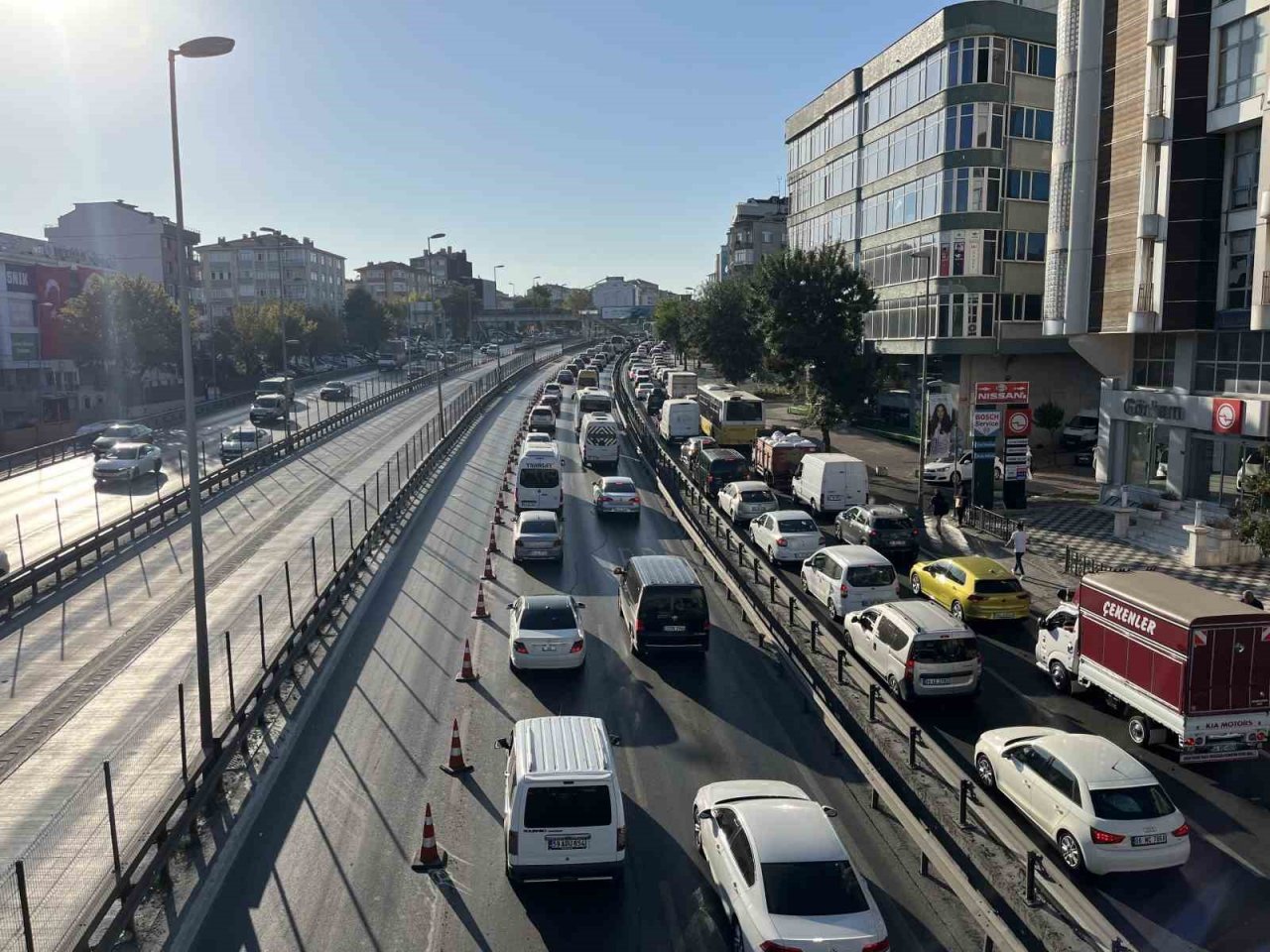 Avcılar E-5’te metrobüs yolu çalışması trafik çilesine döndü