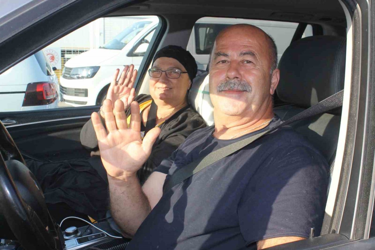 Akın akın dönüyorlar: Gurbetçiler kilometrelerce kuyruk oluşturdu