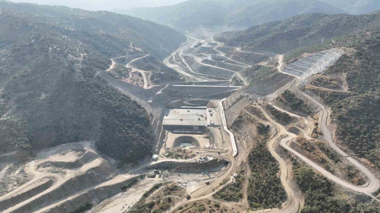 Sarıçay Barajı’nda gövde dolgusunun 368 bin metreküpü tamamlandı