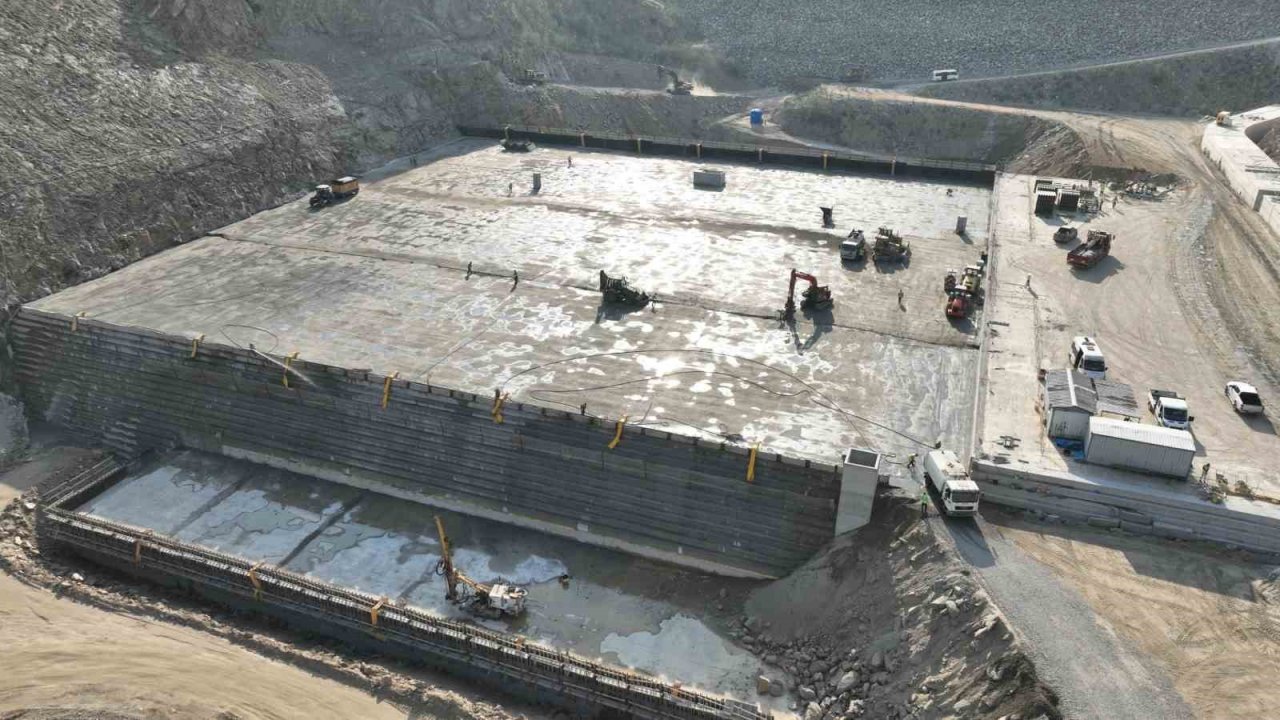 Sarıçay Barajı’nda gövde dolgusunun 368 bin metreküpü tamamlandı