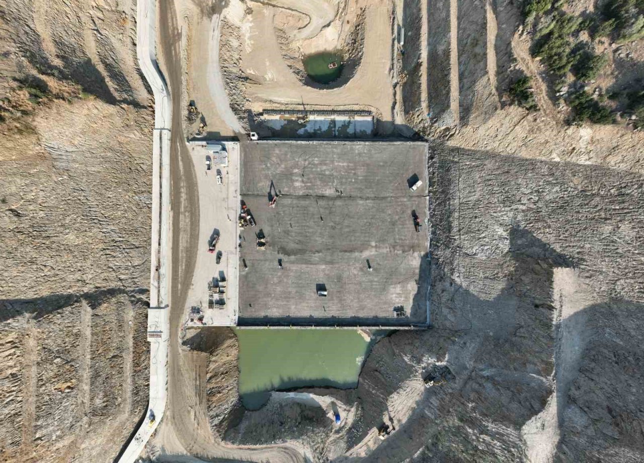 Sarıçay Barajı’nda gövde dolgusunun 368 bin metreküpü tamamlandı