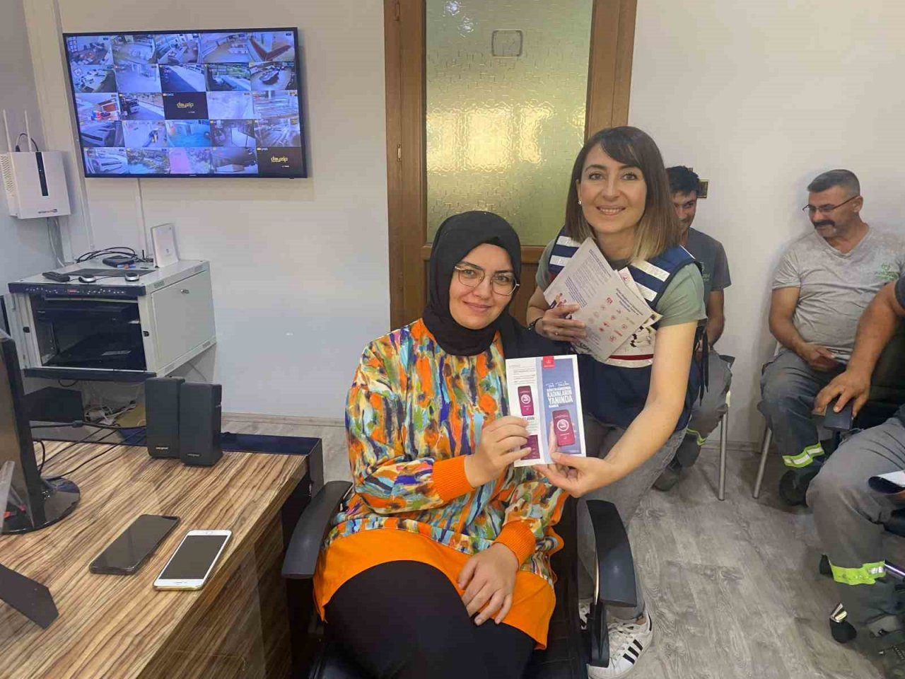 Jandarma ekipleri vatandaşları bilgilendirmeye devam ediyor