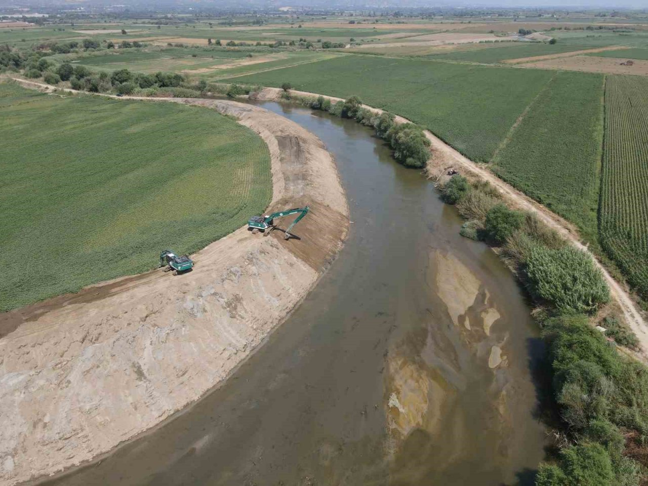 Büyük Menderes’te yatak temizleme çalışmaları yapıldı