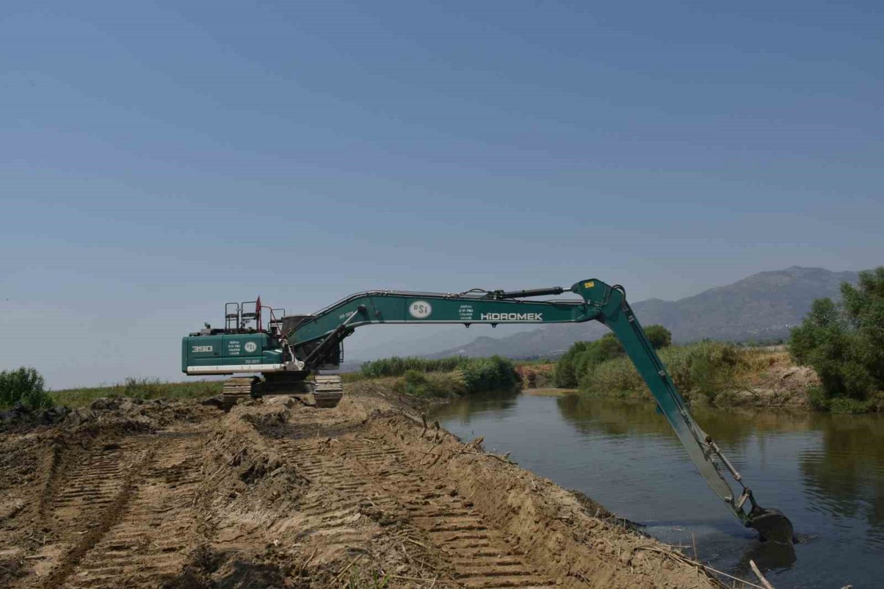 Büyük Menderes’te yatak temizleme çalışmaları yapıldı