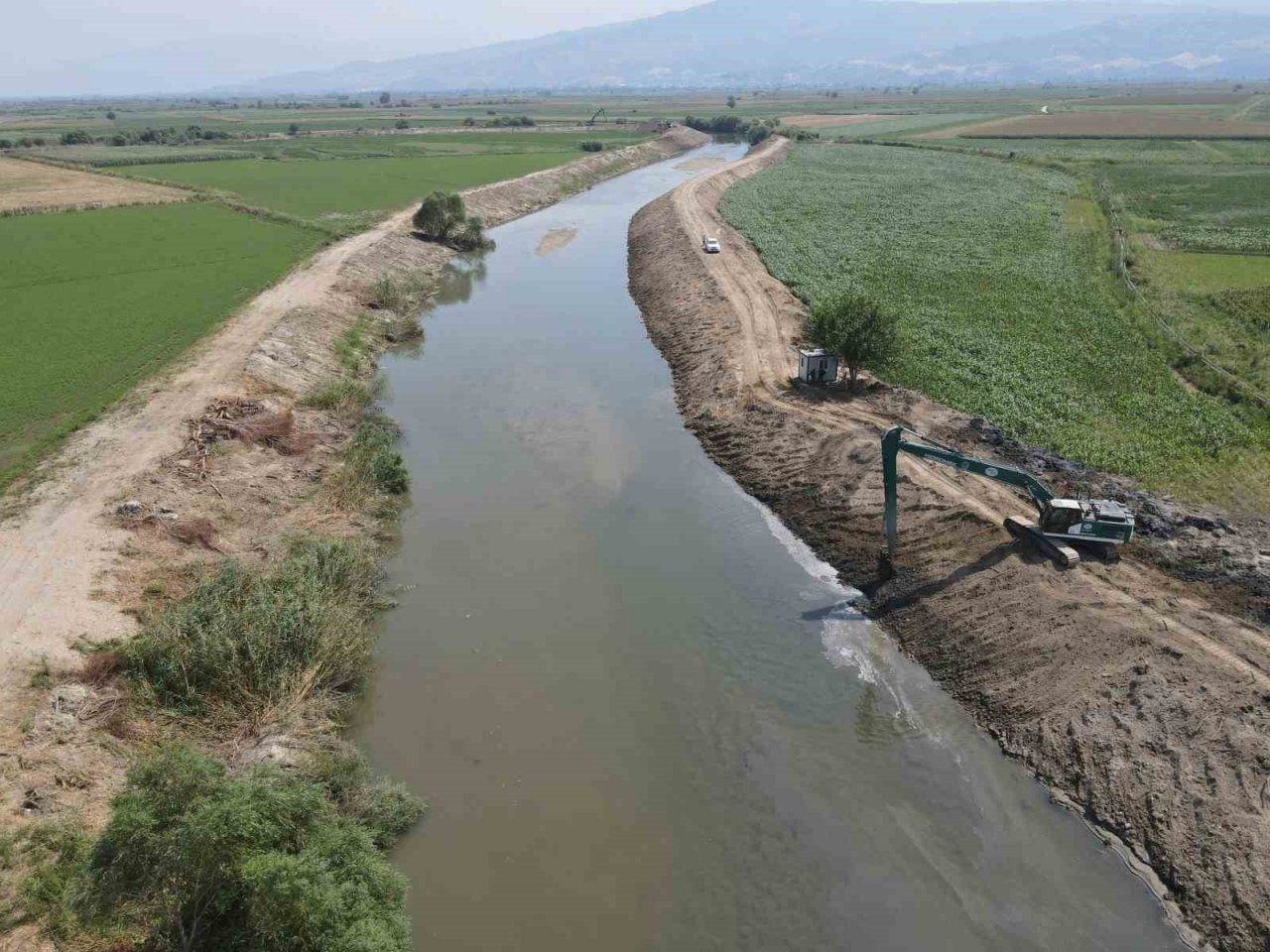 Büyük Menderes’te yatak temizleme çalışmaları yapıldı