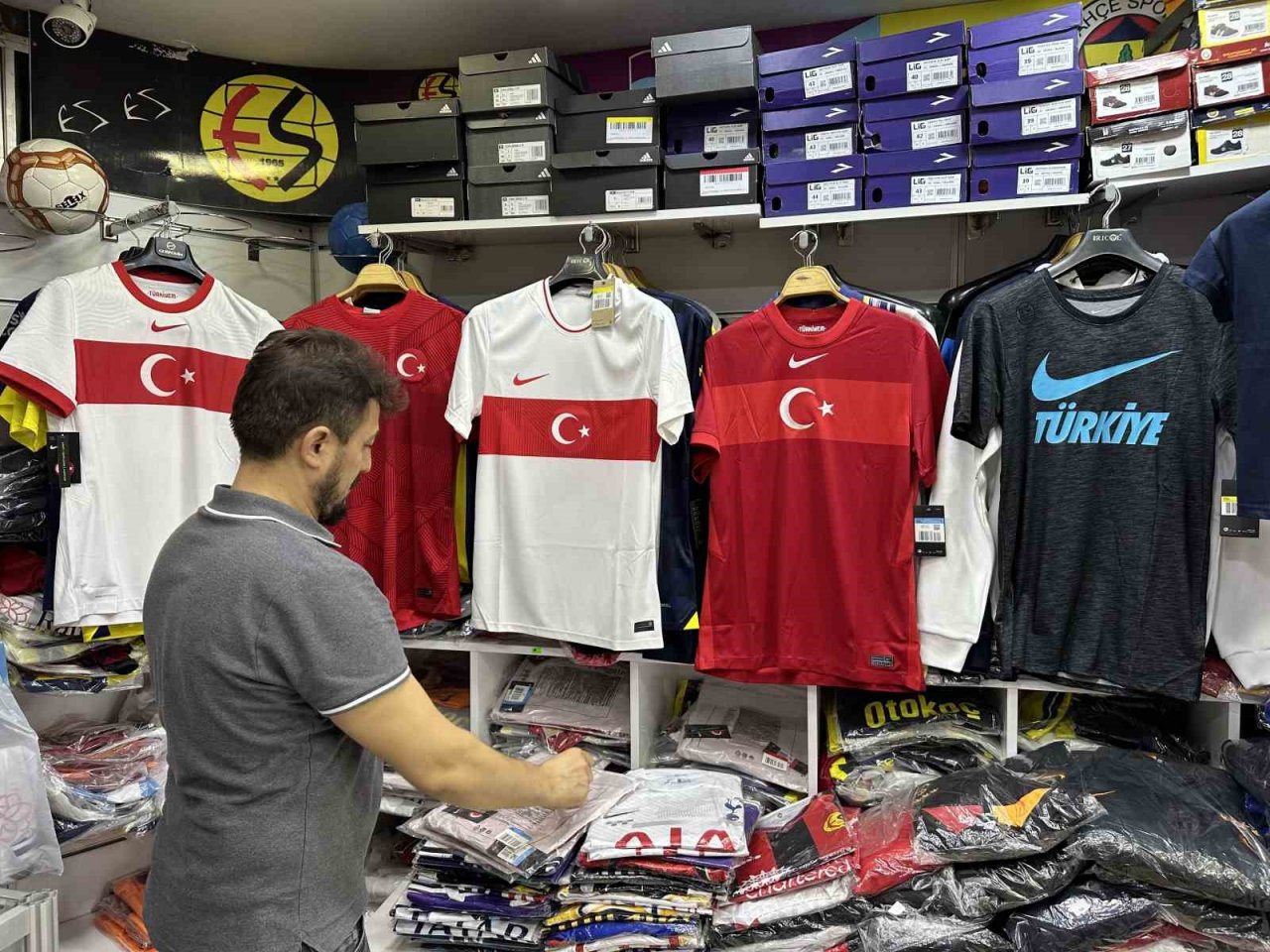 Bileti olan forma almaya koşuyor