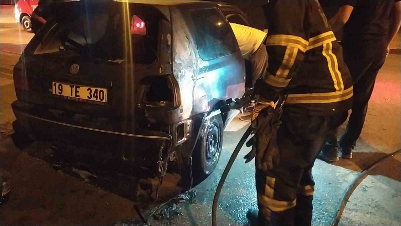 Çorum’da park halindeki otomobil yandı