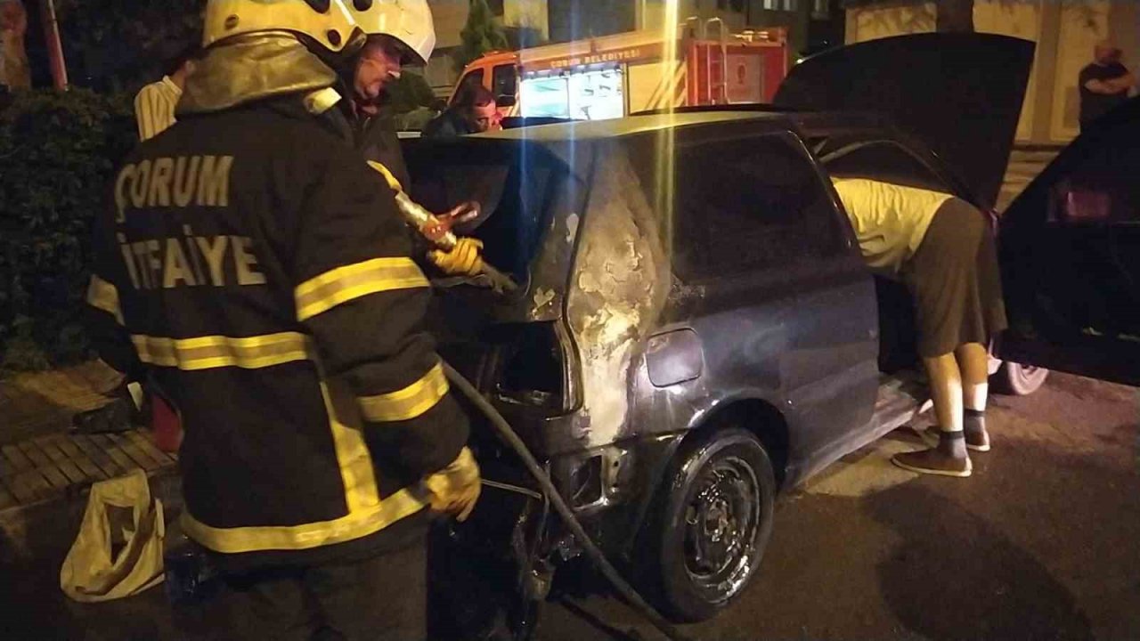 Çorum’da park halindeki otomobil yandı
