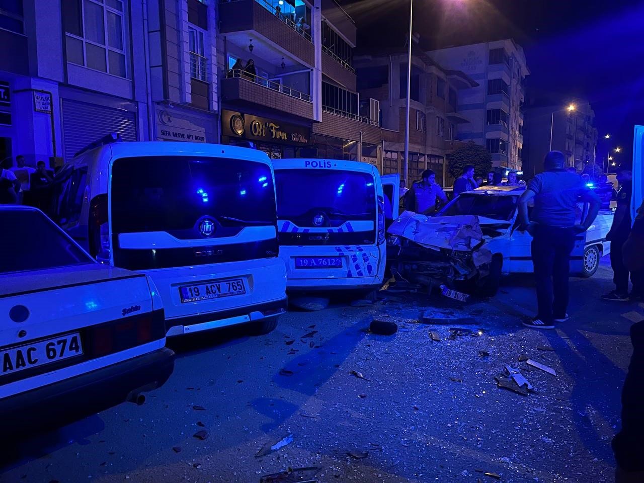 Kontrolden çıkan otomobil park halindeki polis otosuna böyle çarptı: 3 yaralı