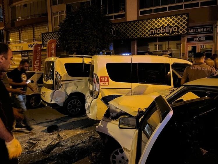 Kontrolden çıkan otomobil park halindeki polis otosuna böyle çarptı: 3 yaralı