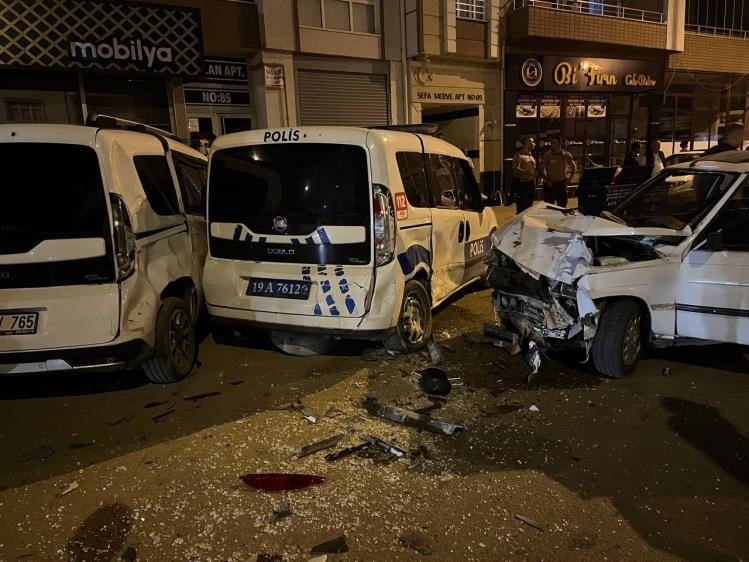 Kontrolden çıkan otomobil park halindeki polis otosuna böyle çarptı: 3 yaralı