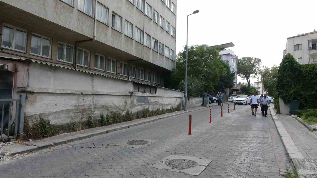 3 yıl önce boşaltılan müdürlük binası veliler ve mahalliyi tedirgin ediyor