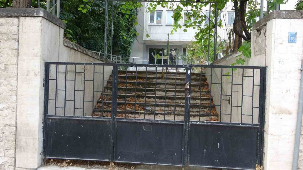 3 yıl önce boşaltılan müdürlük binası veliler ve mahalliyi tedirgin ediyor
