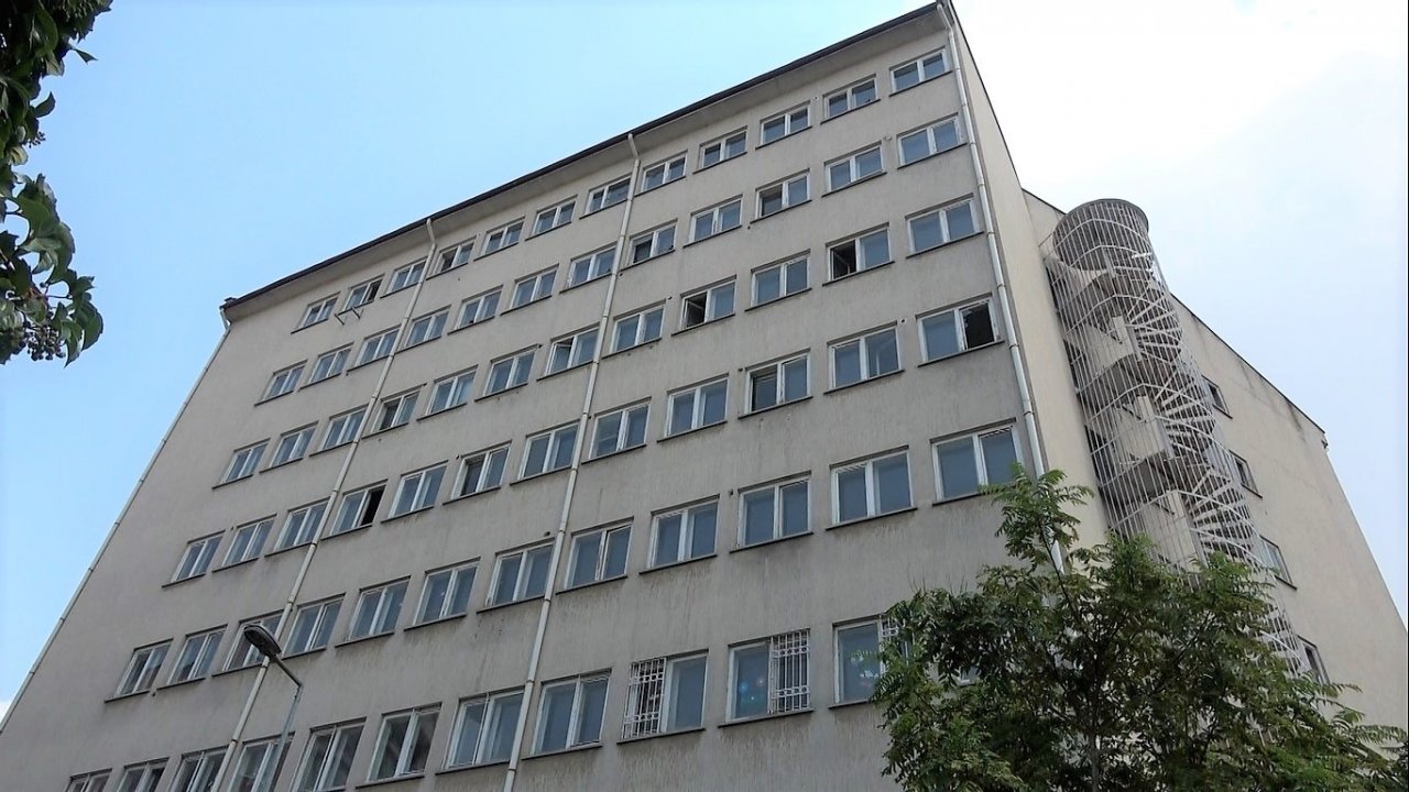 3 yıl önce boşaltılan müdürlük binası veliler ve mahalliyi tedirgin ediyor