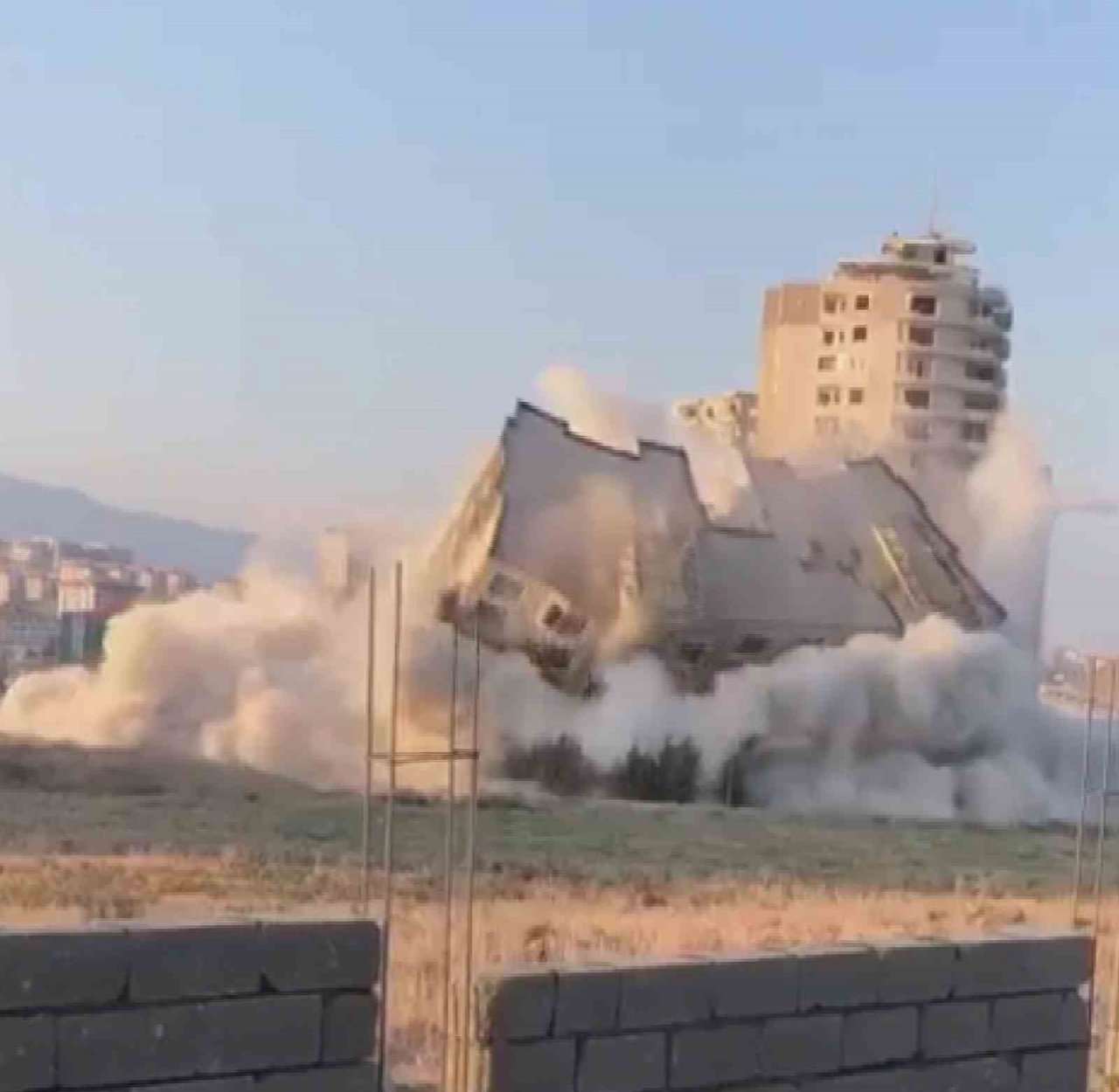 Dinamitle patlatılan 16 katlı devasa rezidans bir anda yerle bir oldu