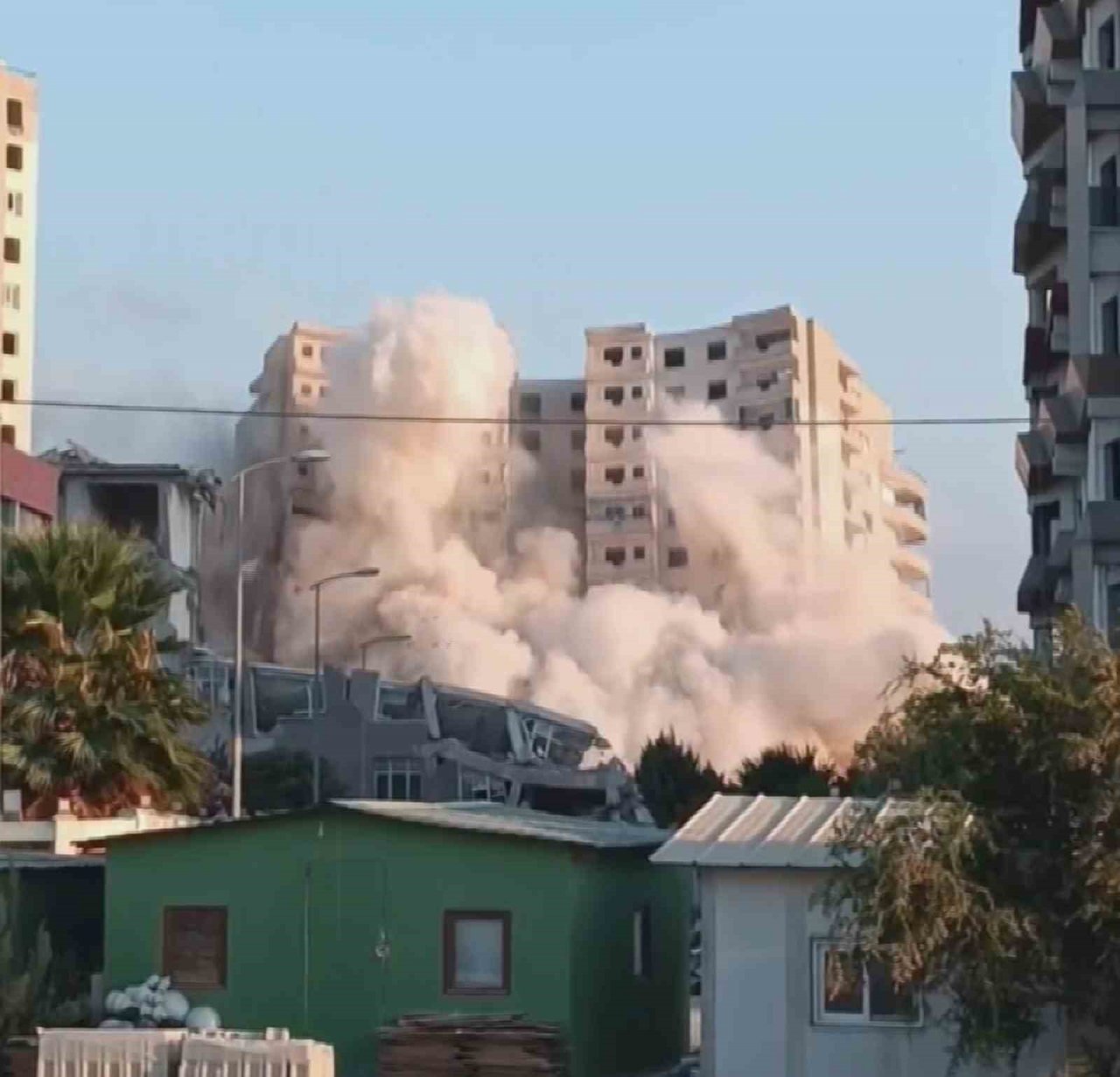 Dinamitle patlatılan 16 katlı devasa rezidans bir anda yerle bir oldu