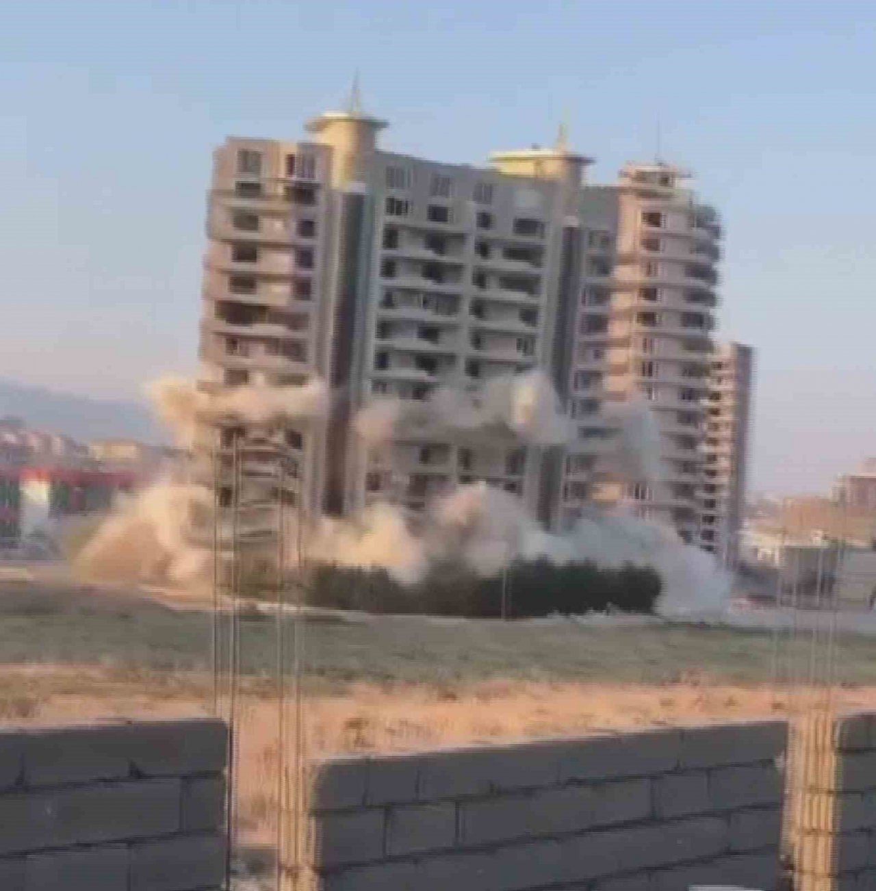 Dinamitle patlatılan 16 katlı devasa rezidans bir anda yerle bir oldu