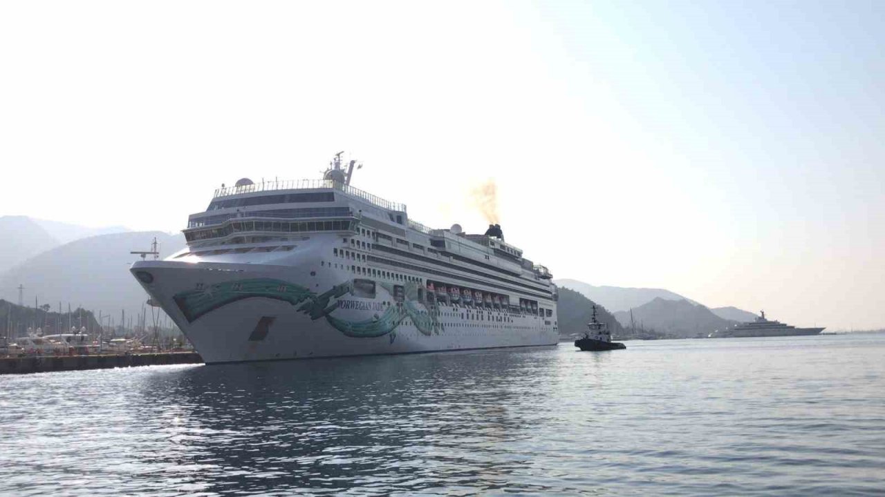 Dev yolcu gemisi Marmaris Limanı’na demir attı