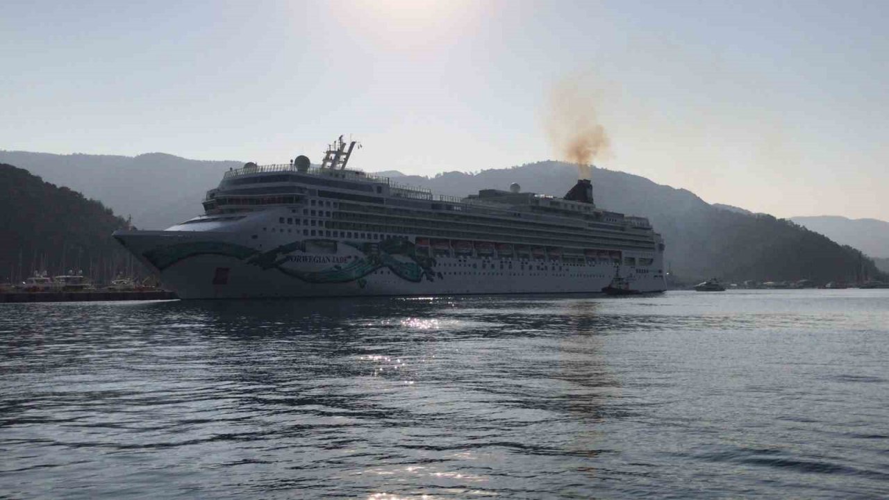 Dev yolcu gemisi Marmaris Limanı’na demir attı