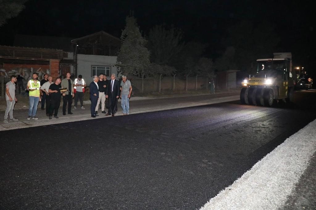 Asfaltlama gece gündüz devam ediyor