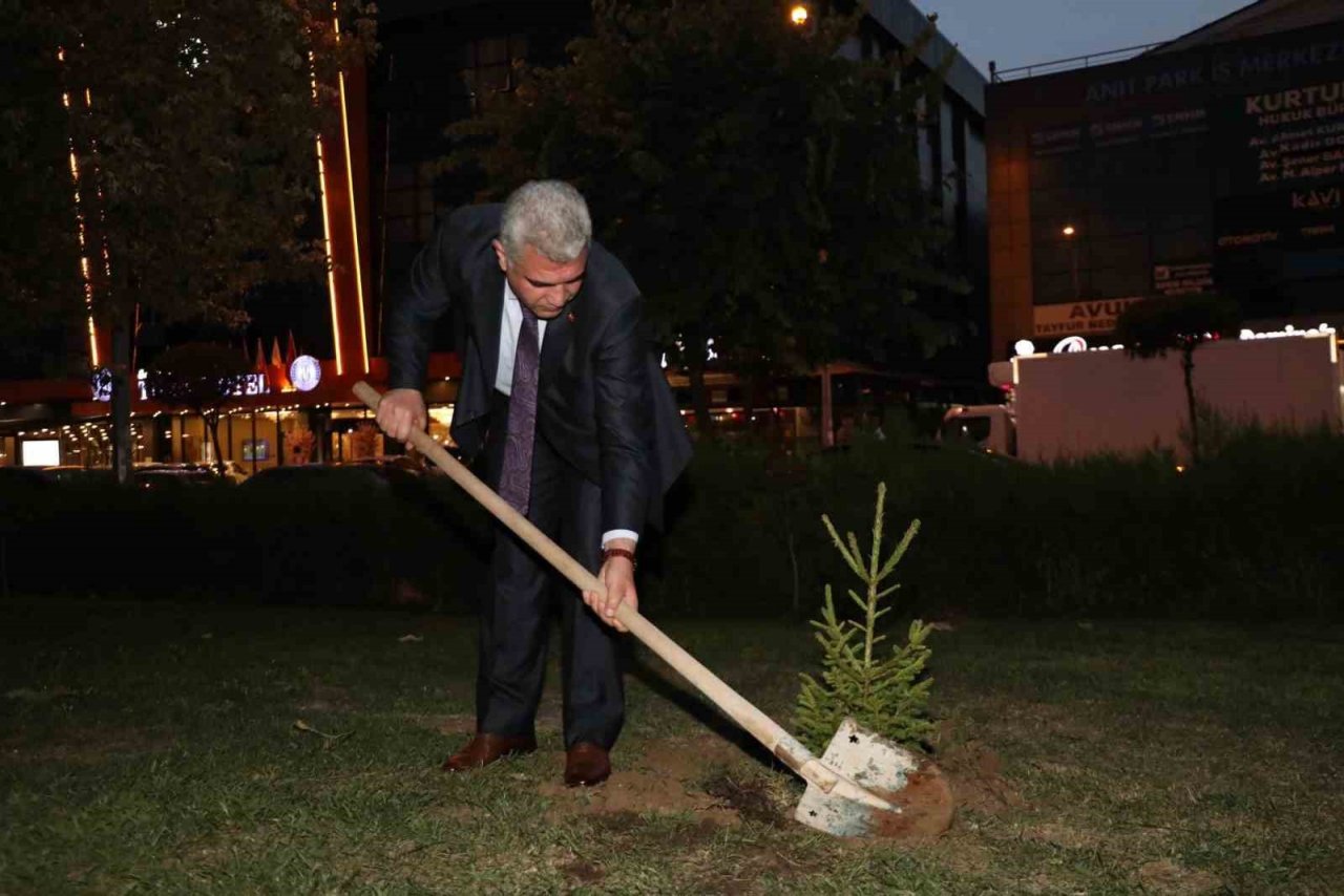 Hediye edilen fidanı valilik bahçesine dikti