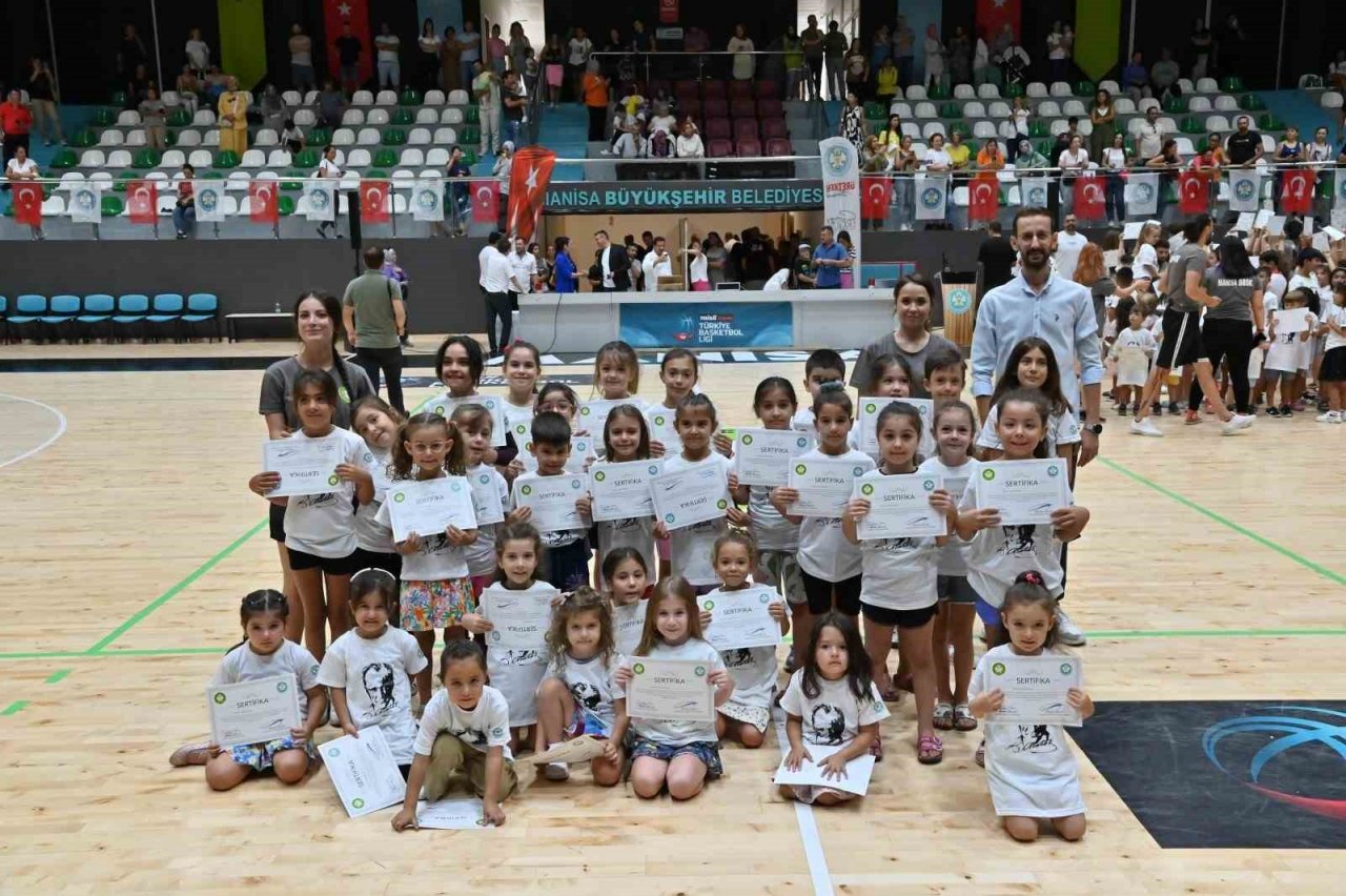 Manisa’da büyükşehirin yaz spor okullarında 2023 dönemi törenle sona erdi