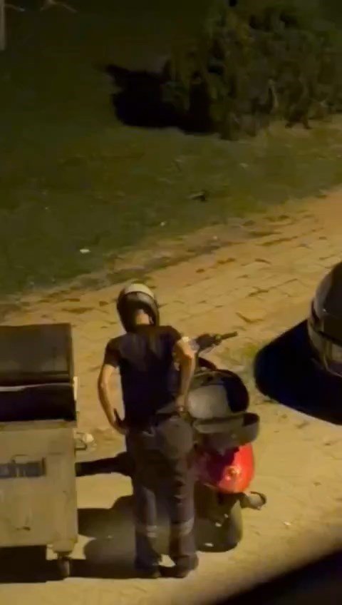 Sakin bir şekilde geldi, motosikleti çalarak kayıplara karıştı