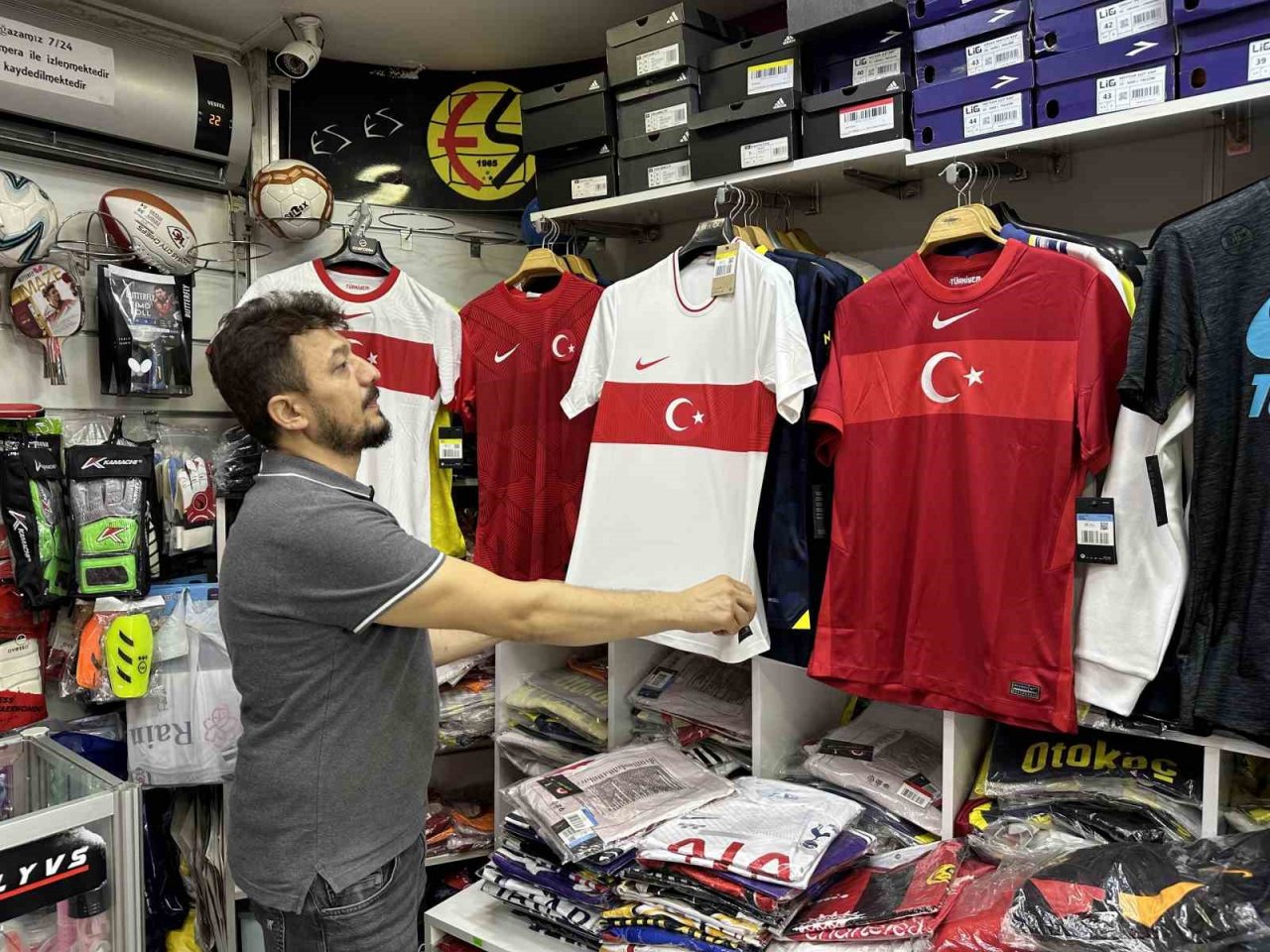 Bileti olan forma almaya koşuyor