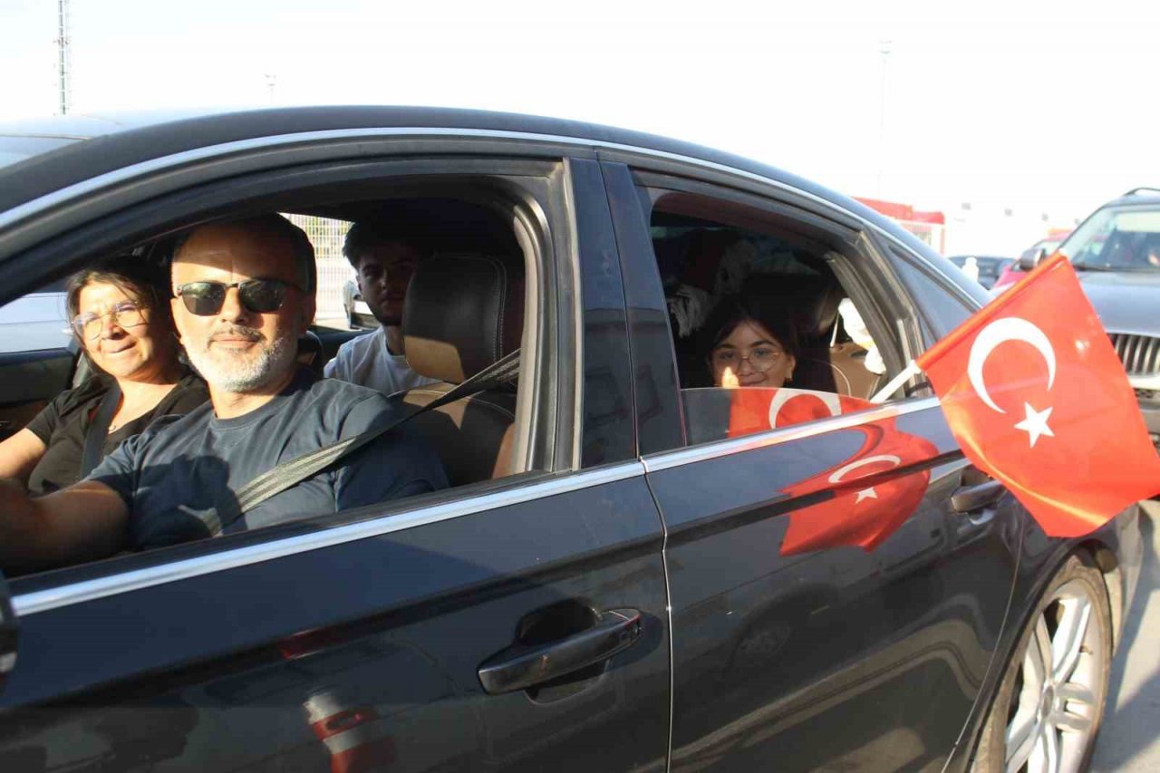 Akın akın dönüyorlar: Gurbetçiler kilometrelerce kuyruk oluşturdu