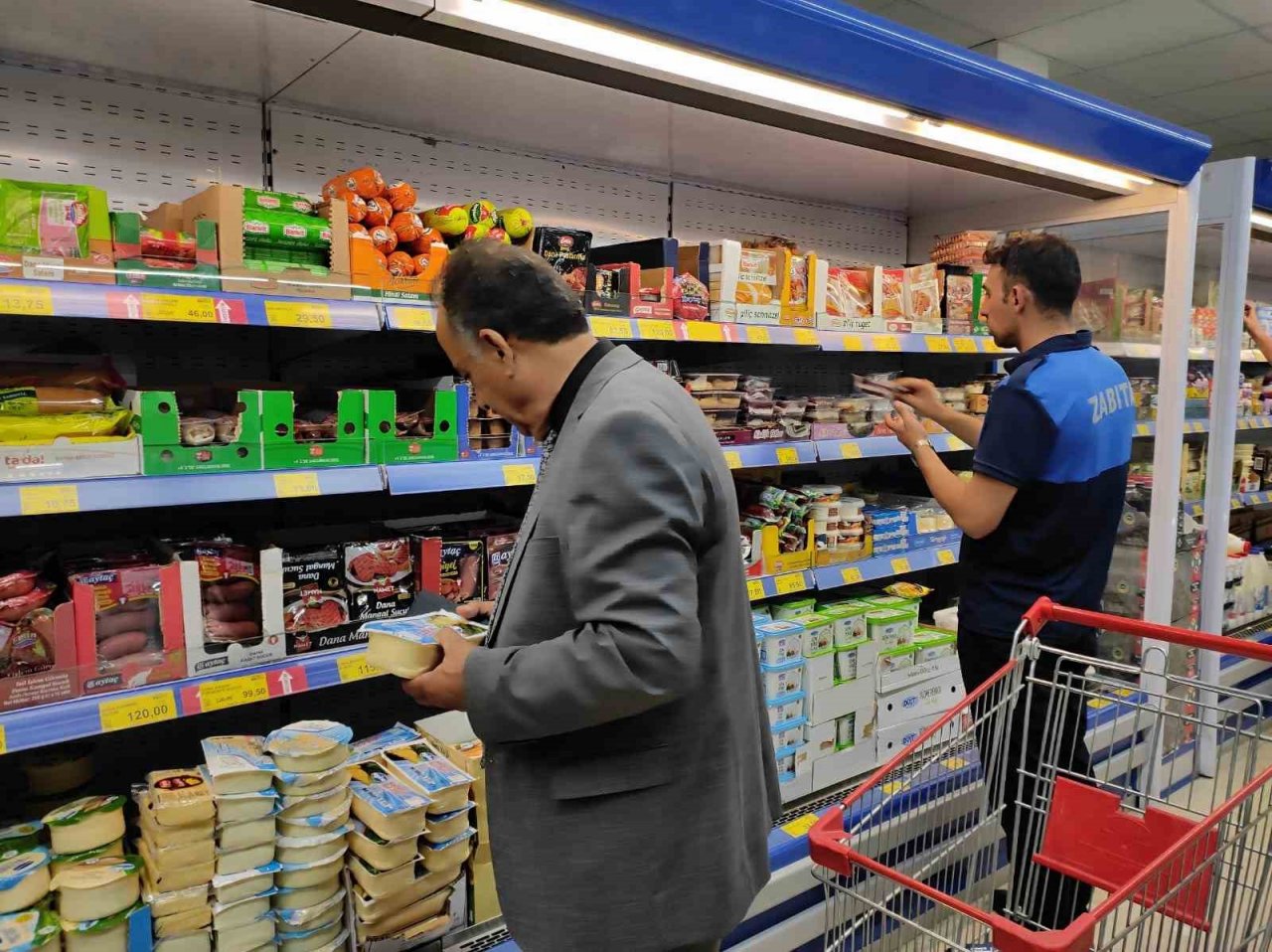 Hakkari’deki marketler titizlikle denetlendi