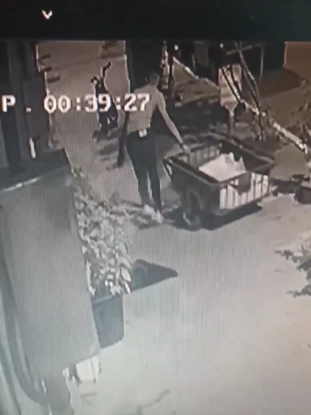 Gözüne kestirdiği motosiklet römorkunu çaldı