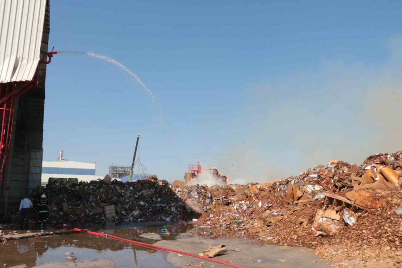 Kağıt fabrikasında çıkan yangında 30 bin ton atık kağıdın kül olduğu öğrenildi