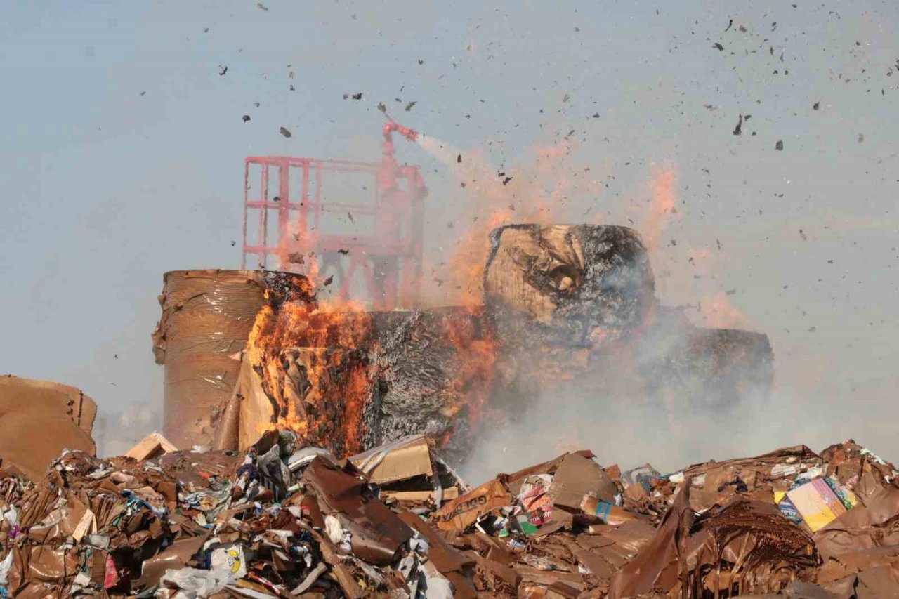 Kağıt fabrikasında çıkan yangında 30 bin ton atık kağıdın kül olduğu öğrenildi