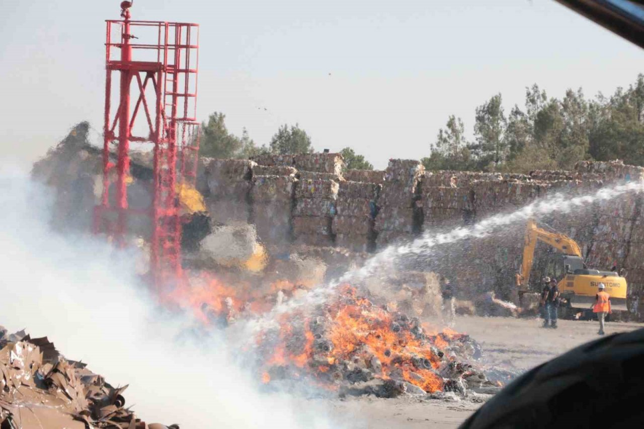 Kağıt fabrikasında çıkan yangında 30 bin ton atık kağıdın kül olduğu öğrenildi