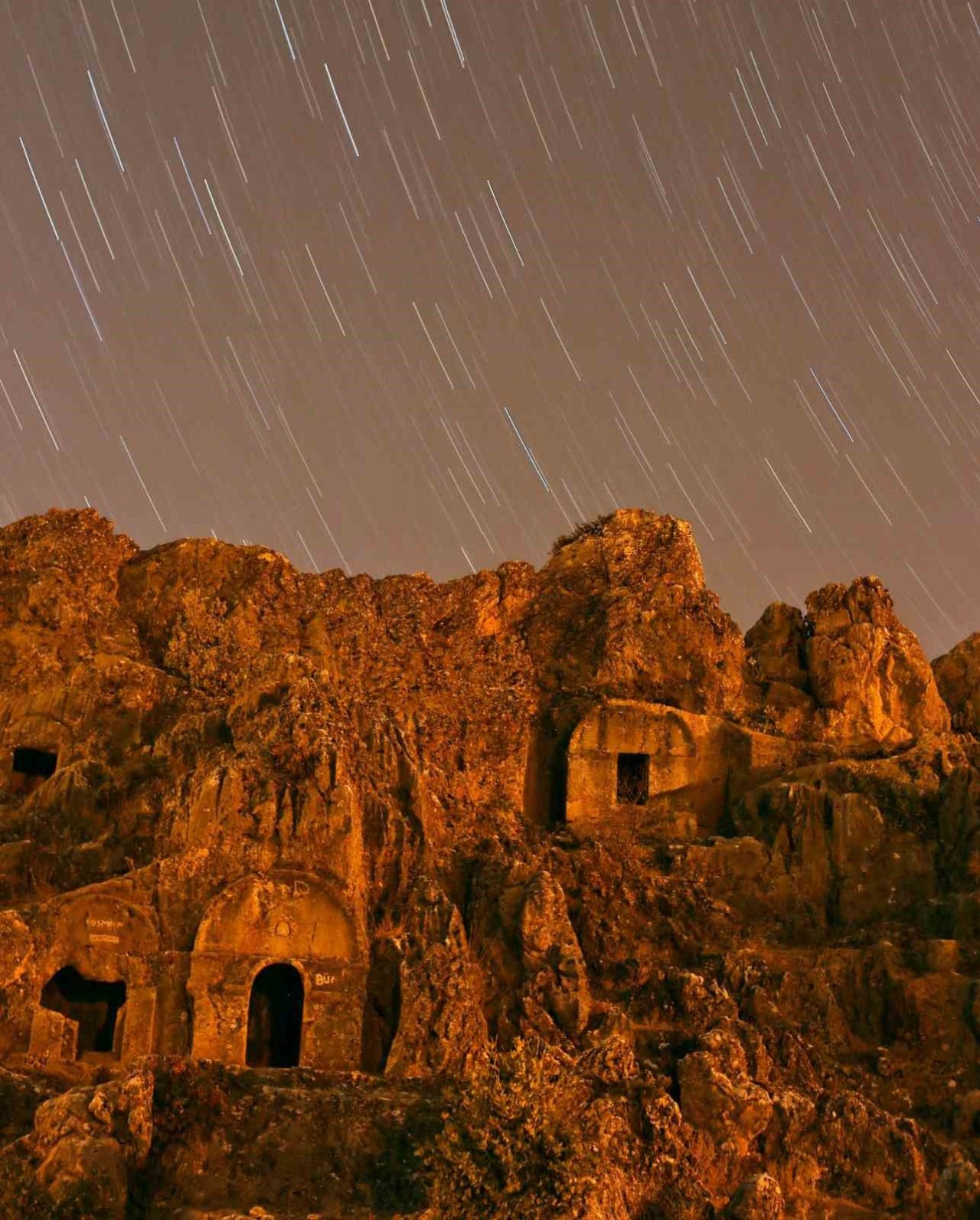 Roma döneminden kalan kaya mezarları ilgi çekiyor