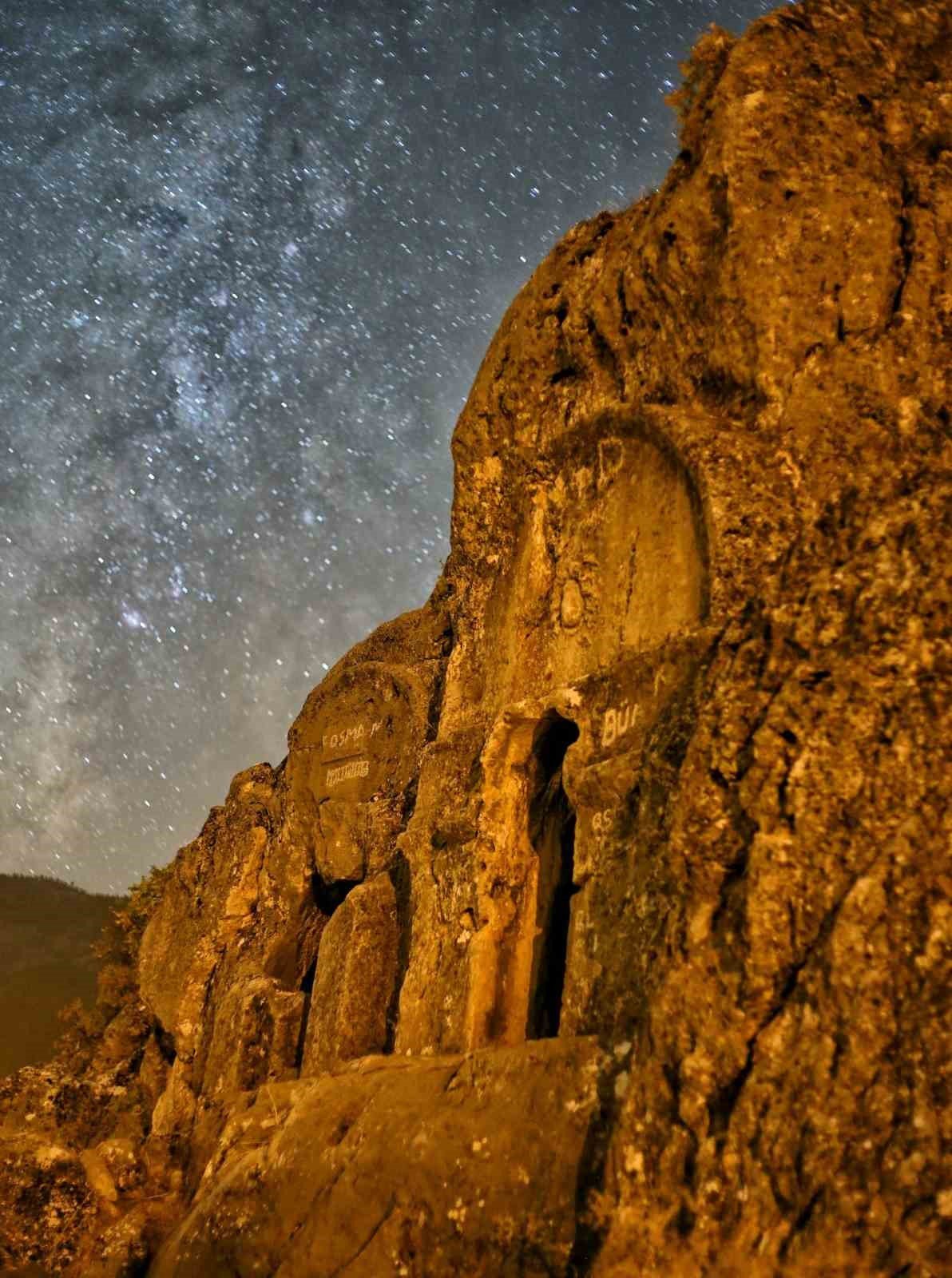 Roma döneminden kalan kaya mezarları ilgi çekiyor