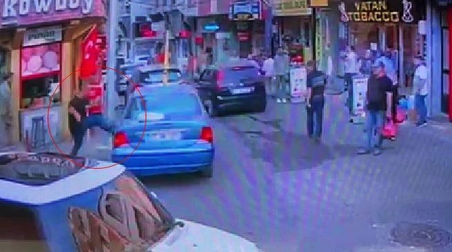 Kavga ettiği şahsın otomobilini yumruklayıp, üzerinde zıpladı