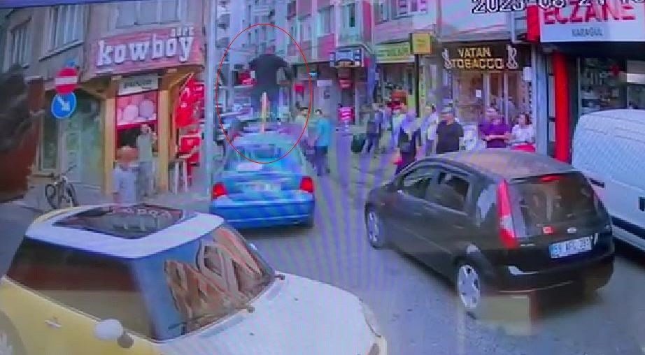 Kavga ettiği şahsın otomobilini yumruklayıp, üzerinde zıpladı