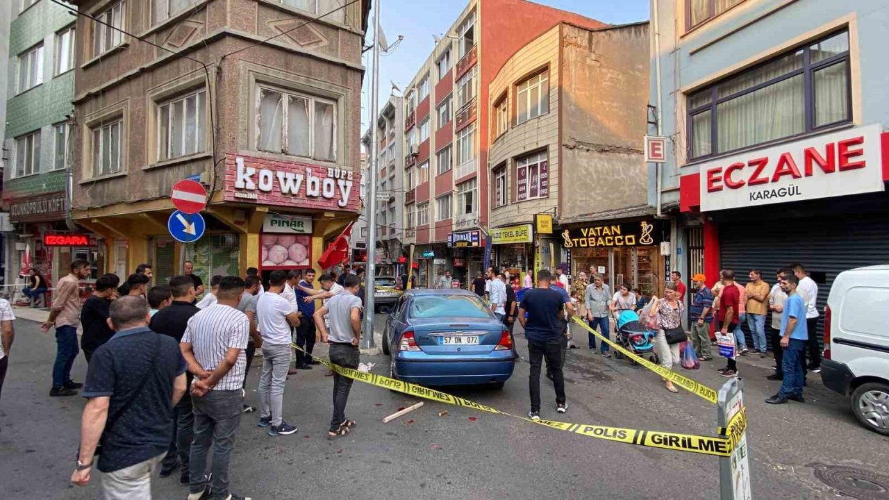 Kavga ettiği şahsın otomobilini yumruklayıp, üzerinde zıpladı