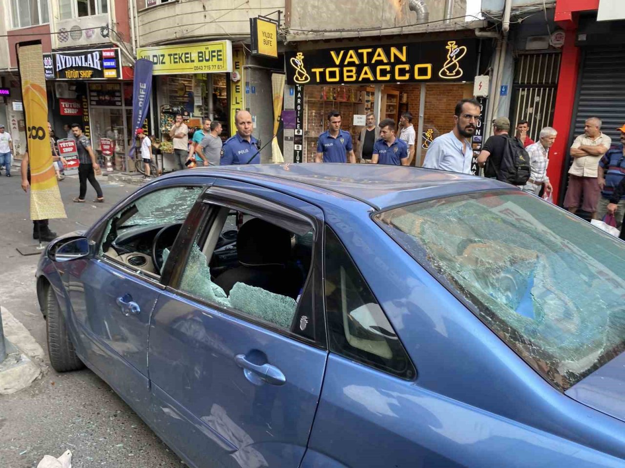 Kavga ettiği şahsın otomobilini yumruklayıp, üzerinde zıpladı