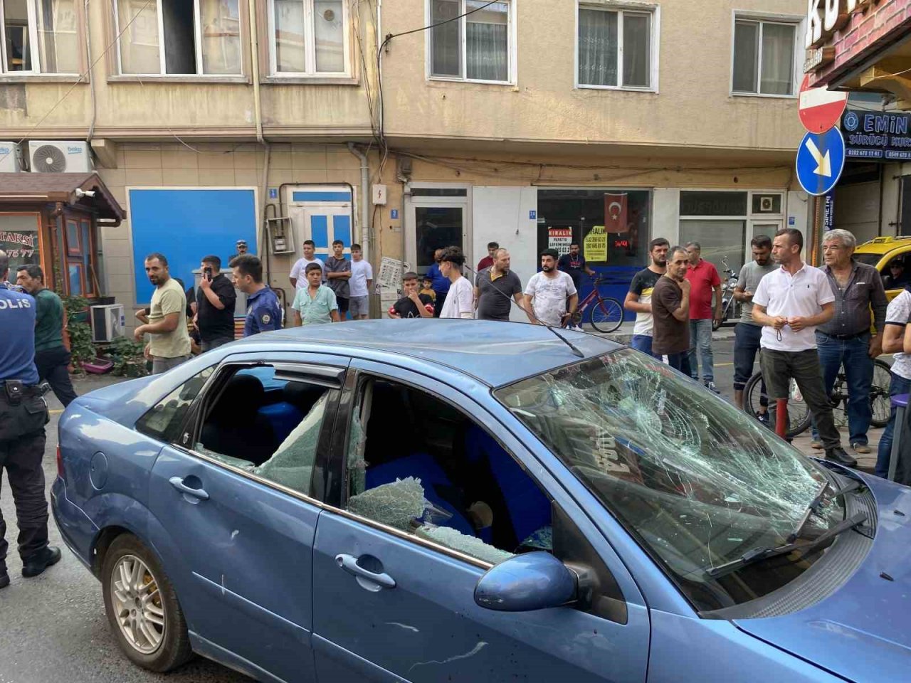 Kavga ettiği şahsın otomobilini yumruklayıp, üzerinde zıpladı