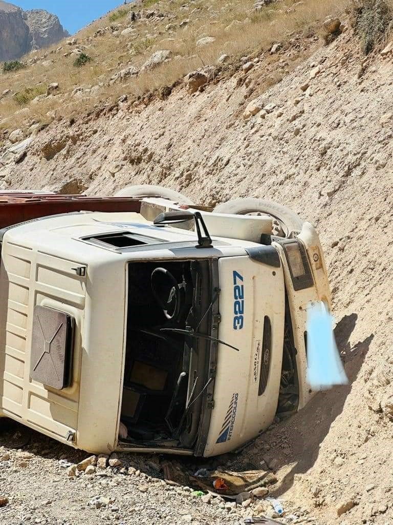 Freni patlayan maden yüklü kamyon devrildi: 1 yaralı