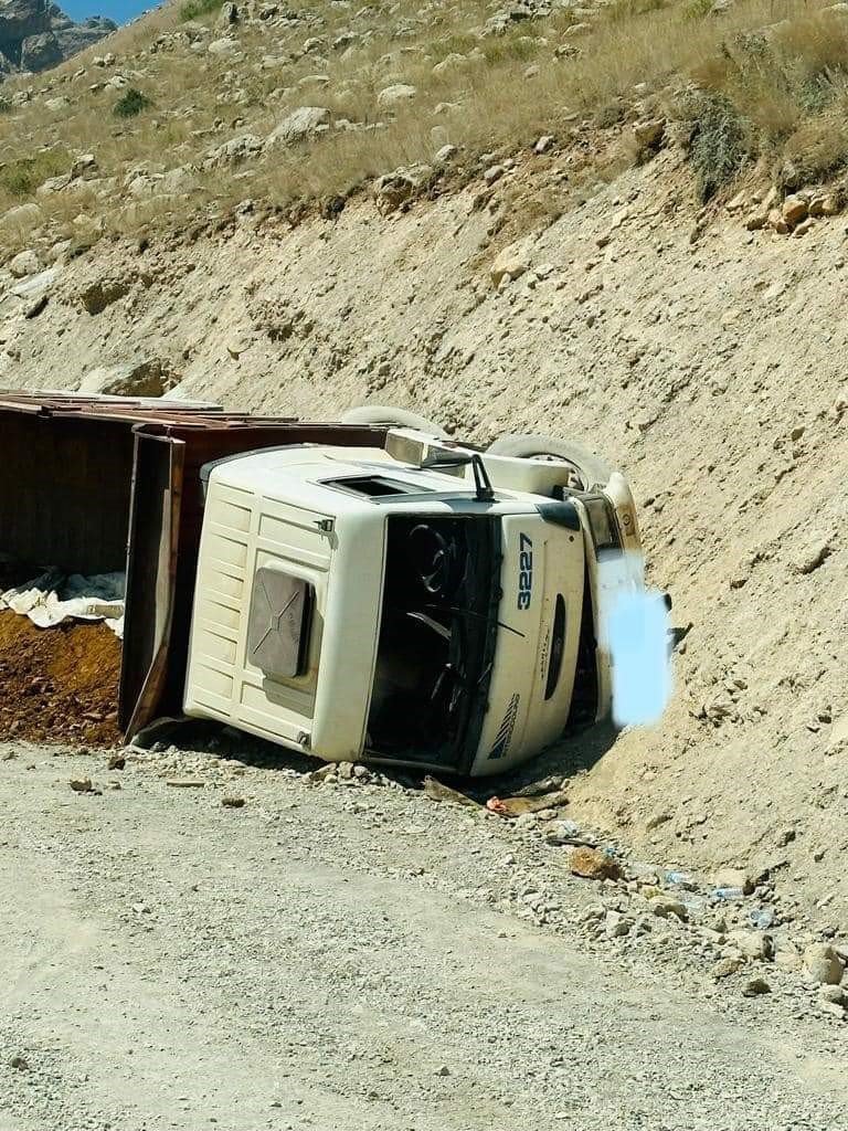Freni patlayan maden yüklü kamyon devrildi: 1 yaralı