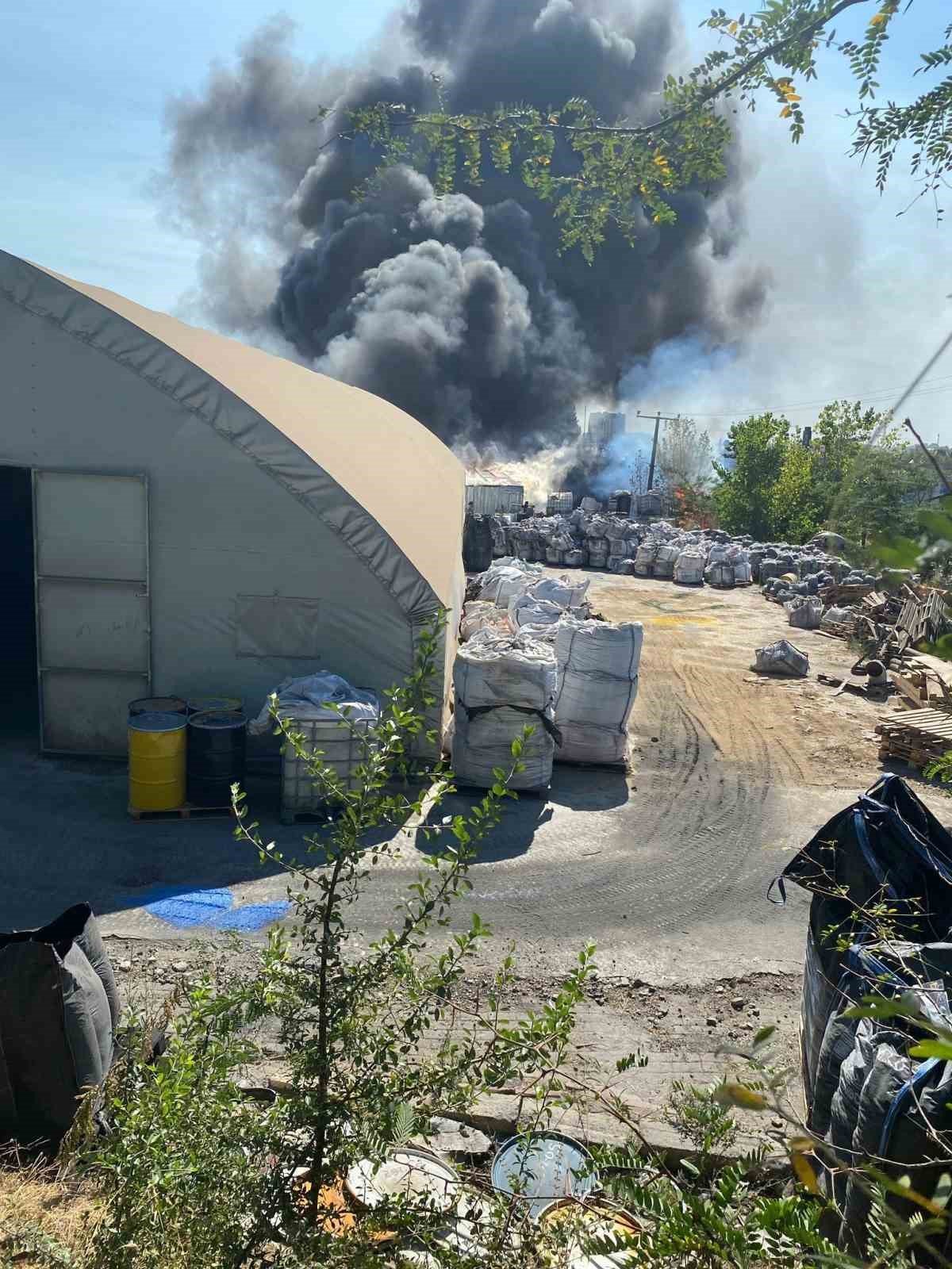 Kocaeli’de boya fabrikasında yangın