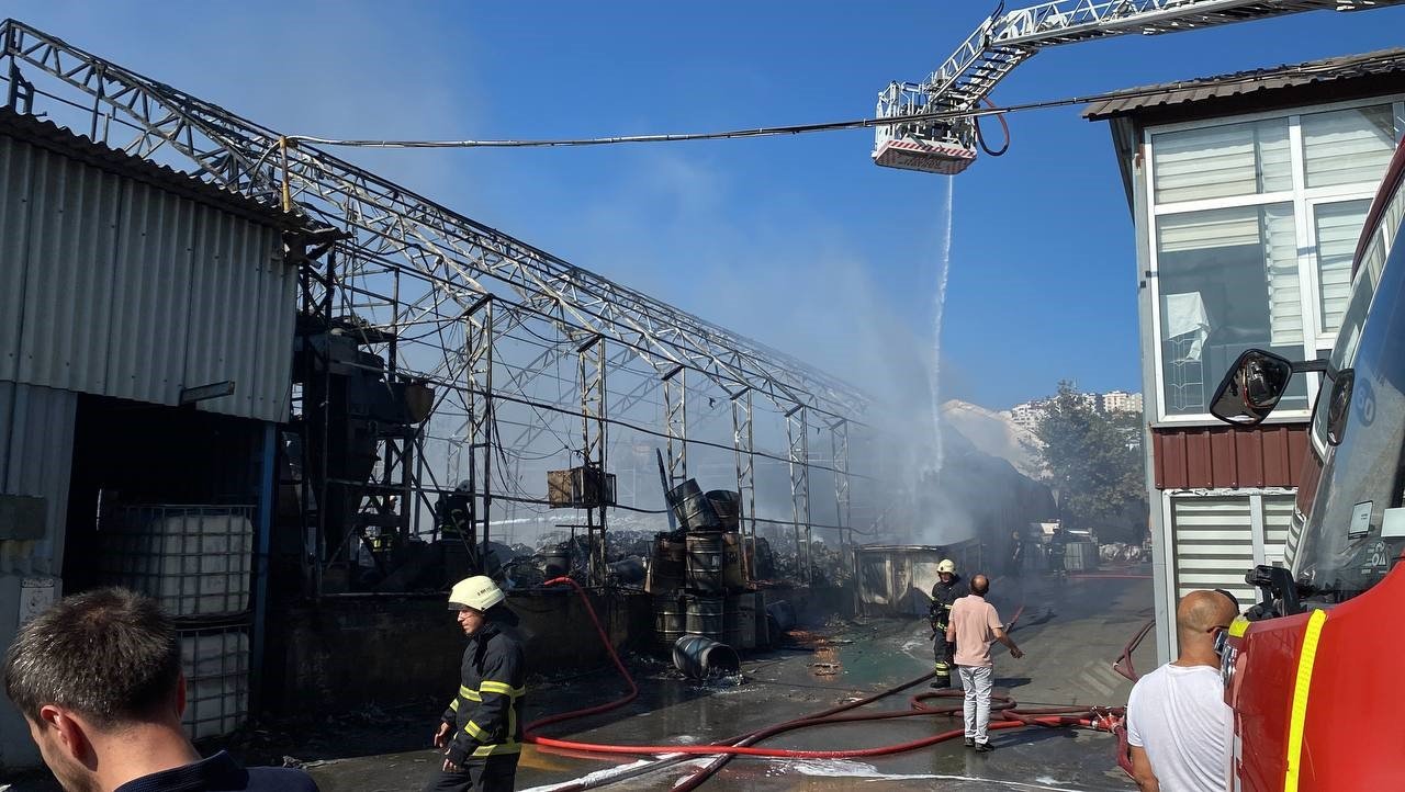 Gebze’de boya fabrikasının deposunda çıkan yangın söndürüldü