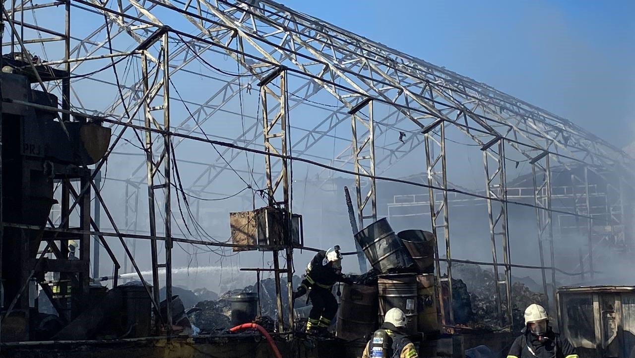 Gebze’de boya fabrikasının deposunda çıkan yangın söndürüldü