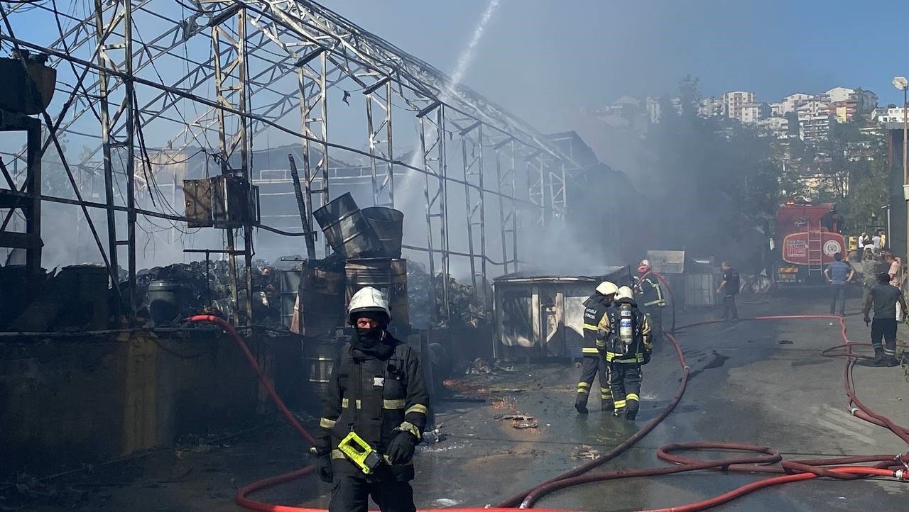 Gebze’de boya fabrikasının deposunda çıkan yangın söndürüldü