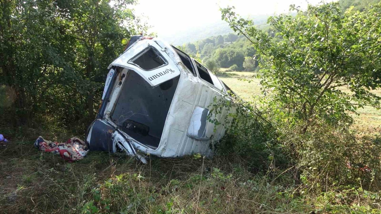 Fındık işçilerini taşıyan minibüs devrildi: 7 yaralı